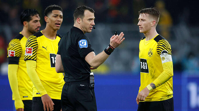 Felix Zwayer sorgte mit mehreren diskutablen Entscheidungen im Klassiker für Unmut bei Borussia Dortmund.