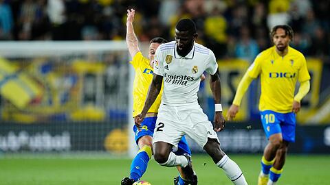 Reals Antonio Rüdiger (M) und Fede San Emeterio von Cádiz kämpfen um den Ball.