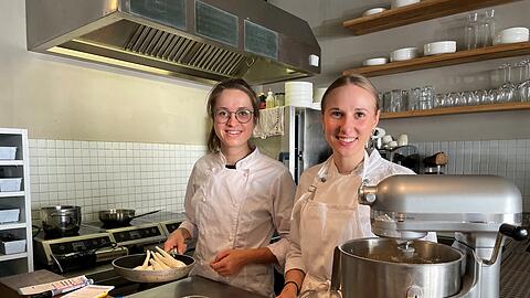 Küchen-Zauberinnen: Mona John (28, l.) kochte in Paris. Isabel Franz (22, r. ) lernte im Bayerischen Hof.