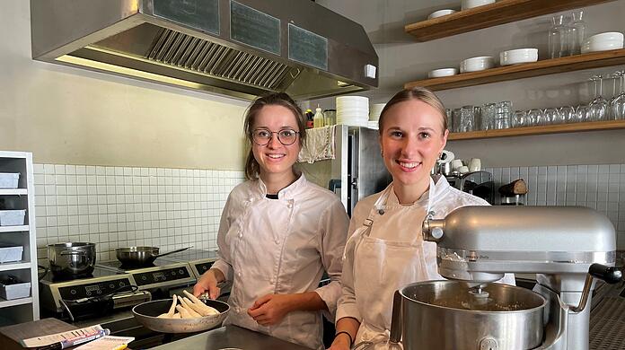 Küchen-Zauberinnen: Mona John (28, l.) kochte in Paris. Isabel Franz (22, r. ) lernte im Bayerischen Hof.