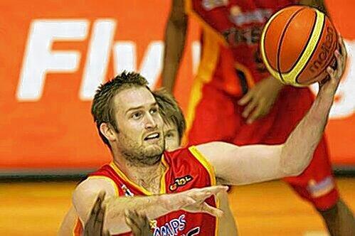 2,02 Meter groß, 95 Kilogramm schwer: Der australische Nationalspieler  Mark Worthington geht künftig für Bamberg auf Korbjagd.