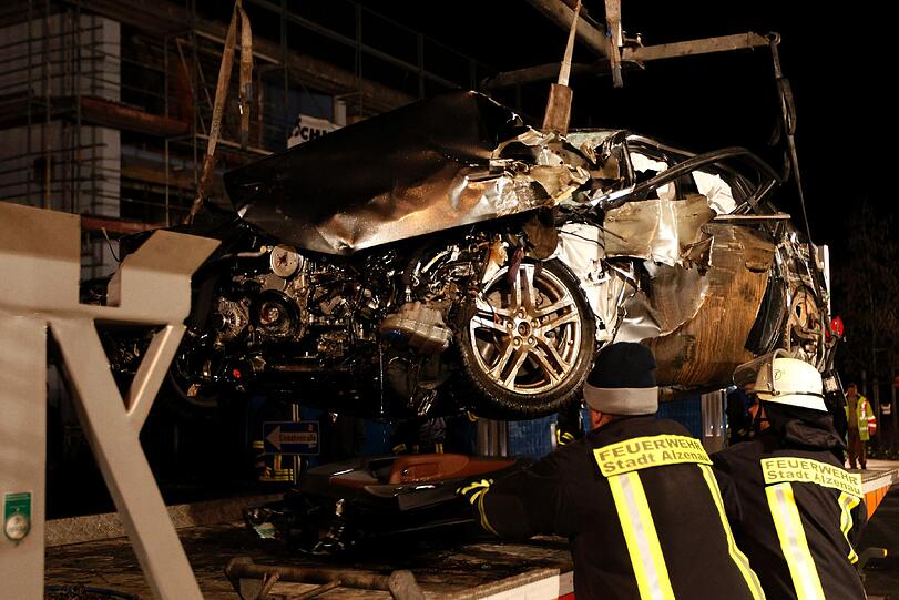 Einen Tag nach dem tragischen Unfall mit zwei Toten im unterfränkischen Alzenau ist die Ursache weitgehend geklärt. Die Ärzte gehen von einem Schlaganfall beim Unfallverursacher aus. Der 51-jährige Autofahrer soll einen Schlaganfall erlitten haben, bevor er gegen eine Mauer prallte und in eine vierköpfige Familie, die gerade einen Sonntagsspaziergang machte, raste. Dabei starben die 36 Jahre alte Mutter und ihr siebenjähriger Sohn. Der 44 Jahre alte Vater und der jüngere, fünfjährige Sohn wurden schwer verletzt.