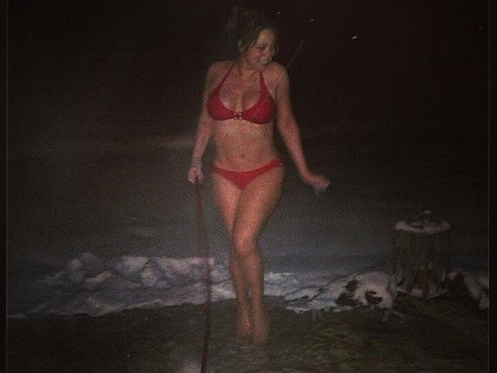 Brrr! Pop-Diva Mariah Carey hüpft leicht bekleidet durch den Schnee