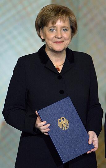 Bundeskanzlerin Angela Merkel (CDU) zeigt am 22.11.2005 im Schloss Charlottenburg in Berlin ihre Ernennungsurkunde. Der Beginn ihrer bislang zehnjährigen Kanzlerschaft.