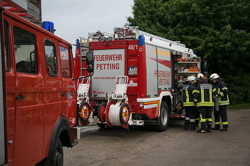 Eine Kuh in Petting musste von der Feuerwehr aus der Güllegrube gehievt werden. Die Bilder.