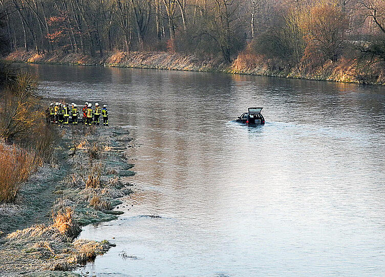 Fahrzeugbergung an der Isar &ndash; die Bilder vom Feuerwehreinsatz.