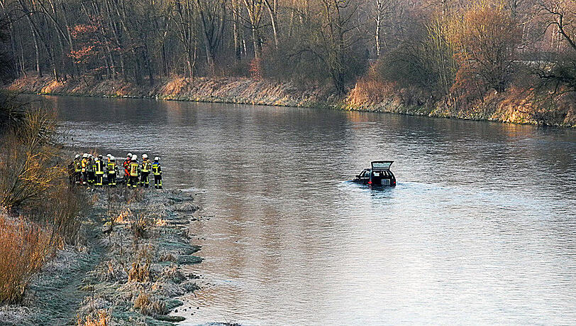 Fahrzeugbergung an der Isar &ndash; die Bilder vom Feuerwehreinsatz.