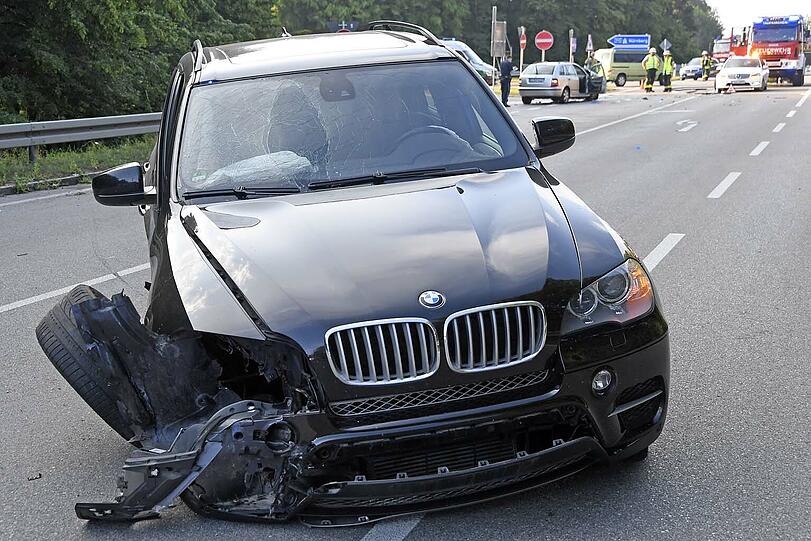 Nach dem Aufprall schleuderte der BMW rund 50 Meter weit auf die Gegenfahrbahn.