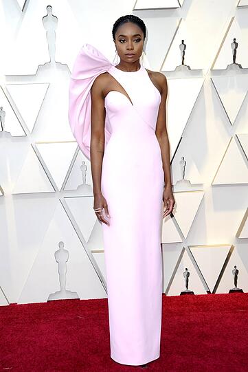 Top: In zartrosa zeigt sich Kiki Layne. Traumschön, diese Robe von Atelier Versace.