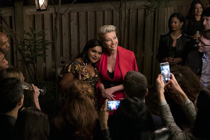 Die neue Autorin Molly Patel (Mindy Kaling, links) rettet ihre Chefin Katherine Newbury (Emma Thompson).
