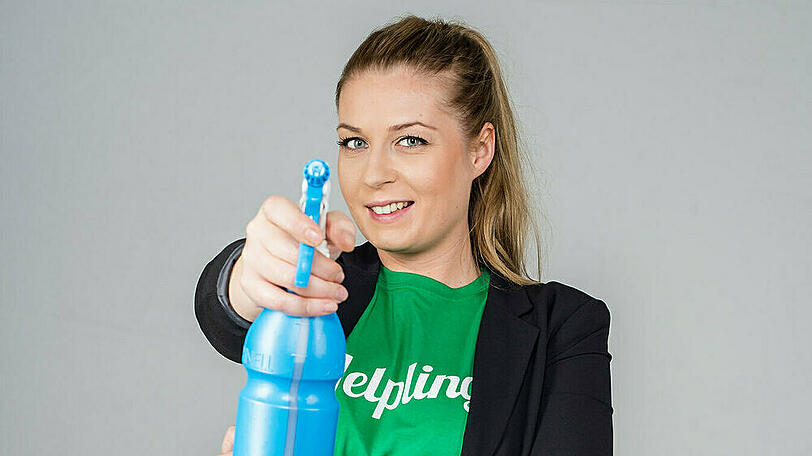 Mit einem neuen Putzmittel macht Reinigungsprofi Roxanna Pelka das Saubermachen noch mehr Spaß