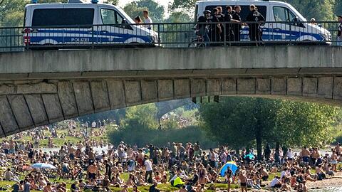 Sommer 2020: viele Menschen, viel Polizei.