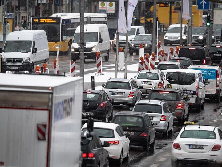 Stau am Stuttgarter Hauptbahnhof. Im Verkehr sind die klimaschädlichen Treibhausgasemissionen seit 1990 nicht gesunken. Sie sollen aber bis 2030 um 40 bis 42 Prozent sinken.