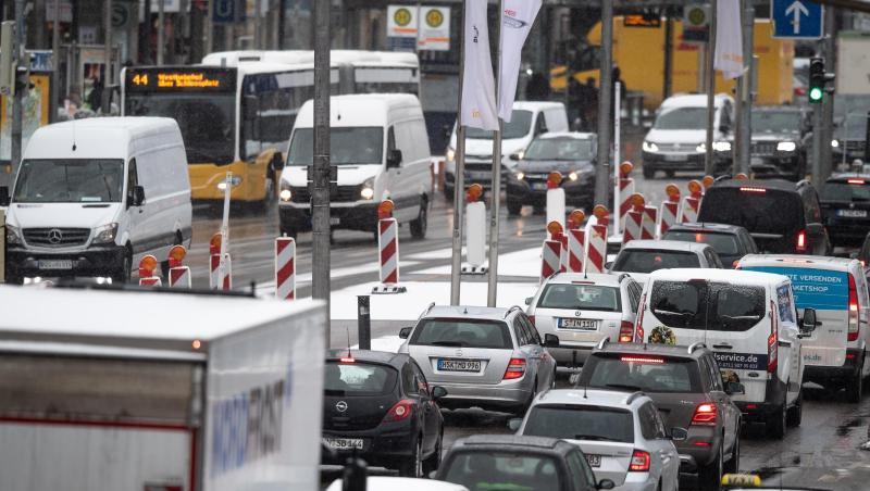 Stau am Stuttgarter Hauptbahnhof. Im Verkehr sind die klimaschädlichen Treibhausgasemissionen seit 1990 nicht gesunken. Sie sollen aber bis 2030 um 40 bis 42 Prozent sinken. Stau am Stuttgarter Hauptbahnhof. Im Verkehr sind die klimaschädlichen Treibhausgasemissionen seit 1990 nicht gesunken. Sie sollen aber bis 2030 um 40 bis 42 Prozent sinken.