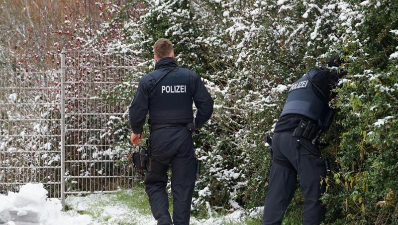 Polizisten suchen in Fulda nach der verschwundenen Zweijährigen.