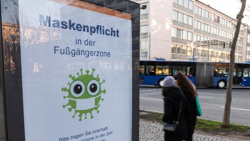 "Maskenpflicht in der Fußgängerzone": Der Lockdown schränkt das öffentliche Leben in Deutschland empfindlich ein. "Maskenpflicht in der Fußgängerzone": Der Lockdown schränkt das öffentliche Leben in Deutschland empfindlich ein.