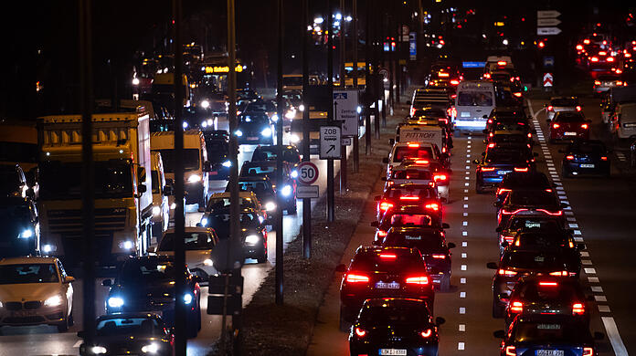 Zahlreiche Autos fahren im Berufsverkehr über den Mittleren Ring. (Archiv)