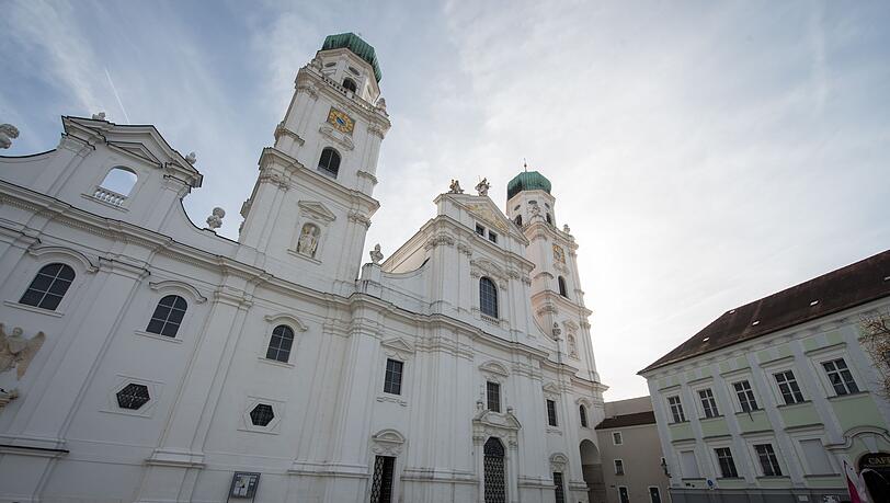 Unterstützer eines abgesetzten Pfarrers aus Niederbayern wollen in Passau demonstrieren. (Archivbild)
