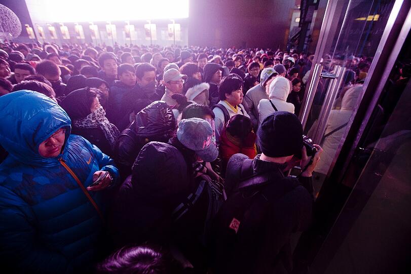 Online könne das neue Smartphone aber weiterhin erworben werden. Wütende Kunden hatten ein Apple-Geschäft in der chinesischen Hauptstadt Peking mit Eiern beworfen, nachdem der Laden nicht pünktlich zum Verkaufsstart des iPhone 4S seine Türen geöffnet hatte.