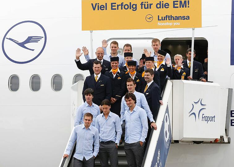 Abflug zum Titel? Die DFB-Elf ist nach Polen gestartet. Die Bilder