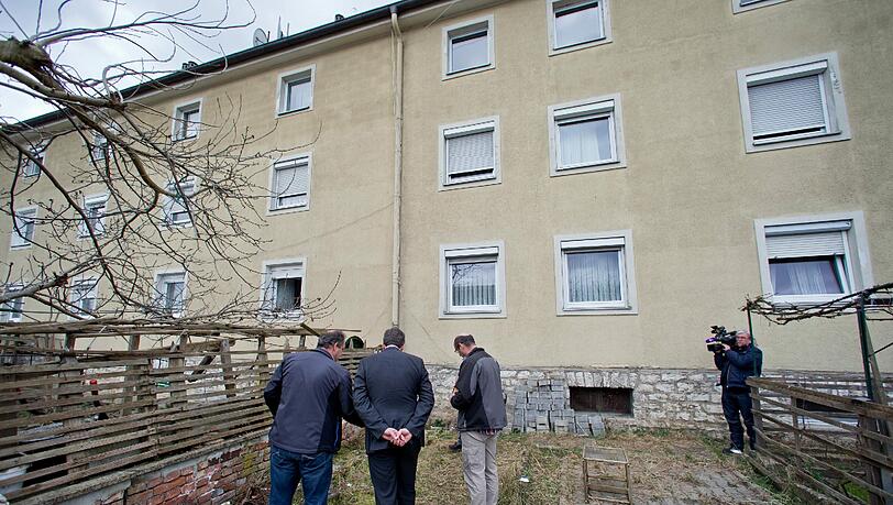Mitarbeiter der Spurensicherung stehen vor dem Mehrfamilienhaus in Treuchtlingen. Mitarbeiter der Spurensicherung stehen vor dem Mehrfamilienhaus in Treuchtlingen.