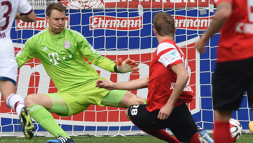 33. Spieltag der Saison 2015/2016: Am 16. Mai 2015 erzielt Nils Petersen gegen den FC Bayern mit Manuel Neuer im Tor den F 33. Spieltag der Saison 2015/2016: Am 16. Mai 2015 erzielt Nils Petersen gegen den FC Bayern mit Manuel Neuer im Tor den F