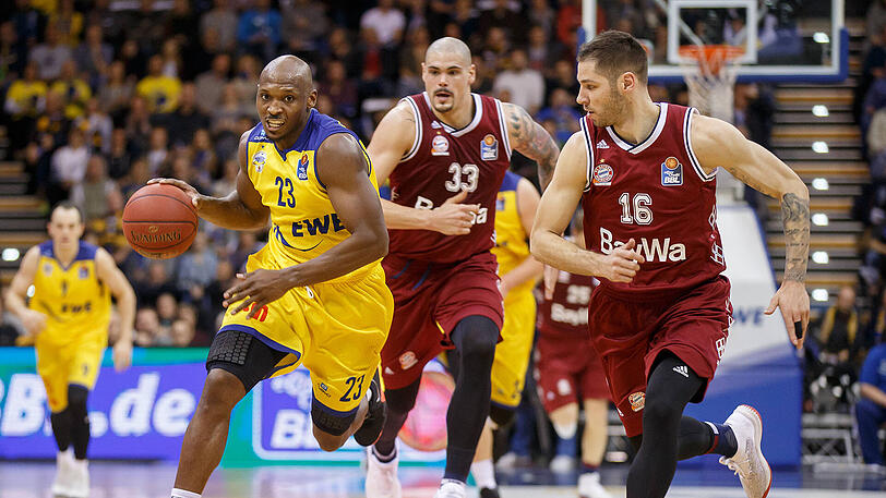 Die EWE Baskets Oldenburg an diesem Abend immer einen Schritt voraus: Rickey Paulding läuft der Bayern-Defense davon.