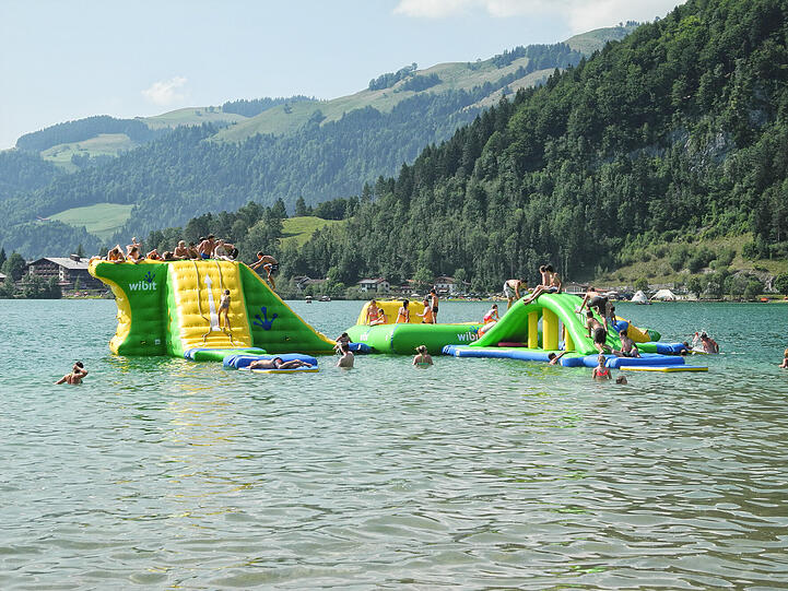 Wie cool ist das den? Der riesige Aqua Funpark mitten im Walchsee ist nicht nur für kleine Urlaubskaiser das absolute Highlight