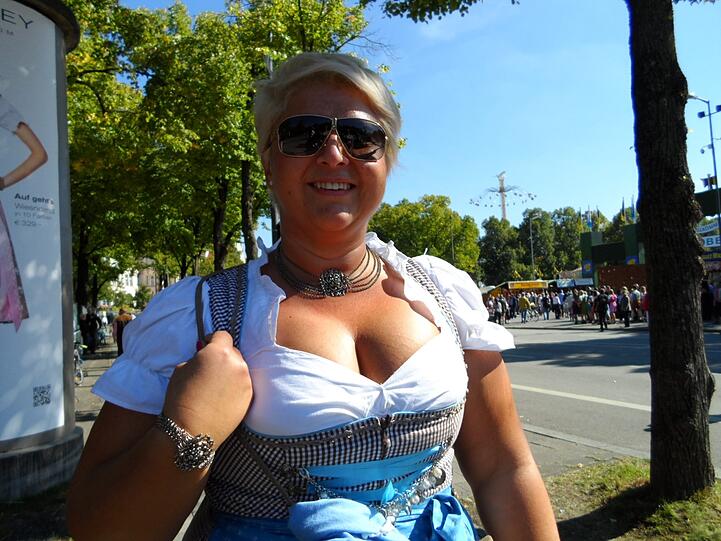 Zum Dirndl passt die Halskette.