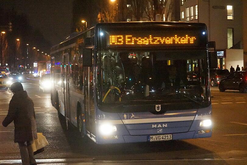 Weitere Bilder vom Feuerwehreinsatz an der U-Bahn-Haltestelle "Münchner Freiheit".