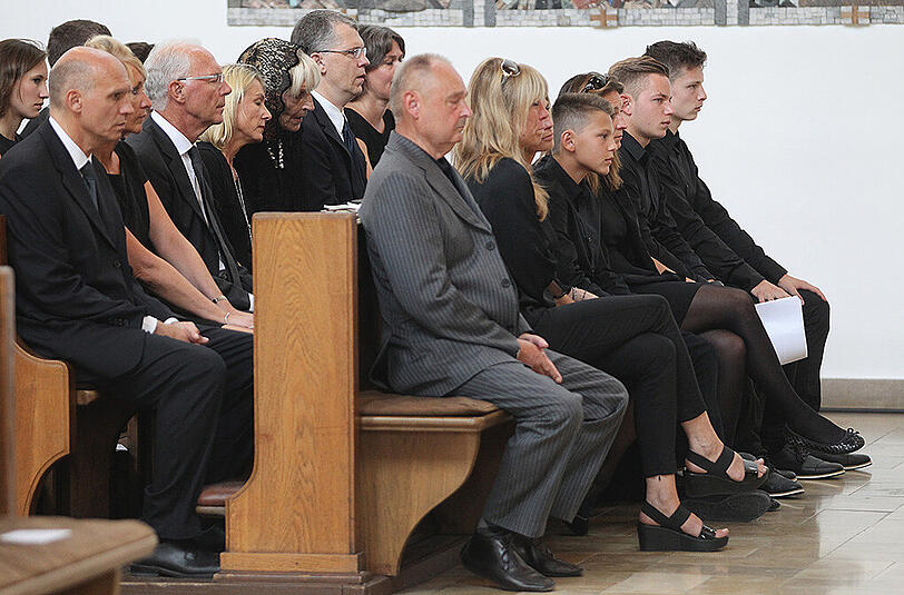 Abschiednehmen von Stephan Beckenbauer: Der Sohn von Fußballlegende Franz Beckenbauer wurde am Freitag beerdigt. Die Bilder der Trauerfeier zum Durchklicken.