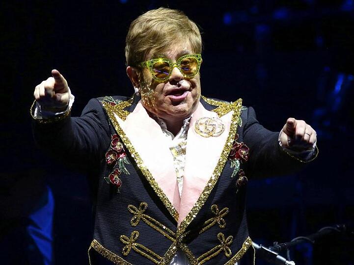 Elton John sagt deutlich seine Meinung.