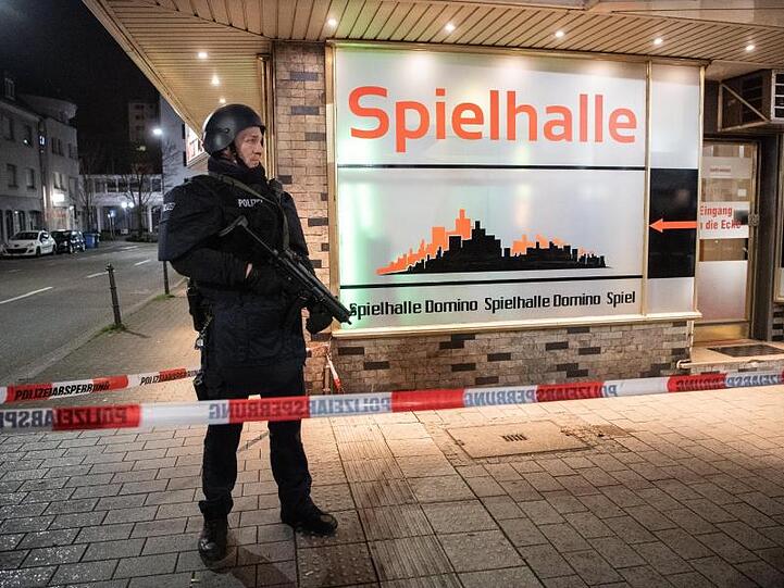 Ein Polizist sichert einen Bereich in unmittelbarer Nähe des Tatorts am Heumarkt.