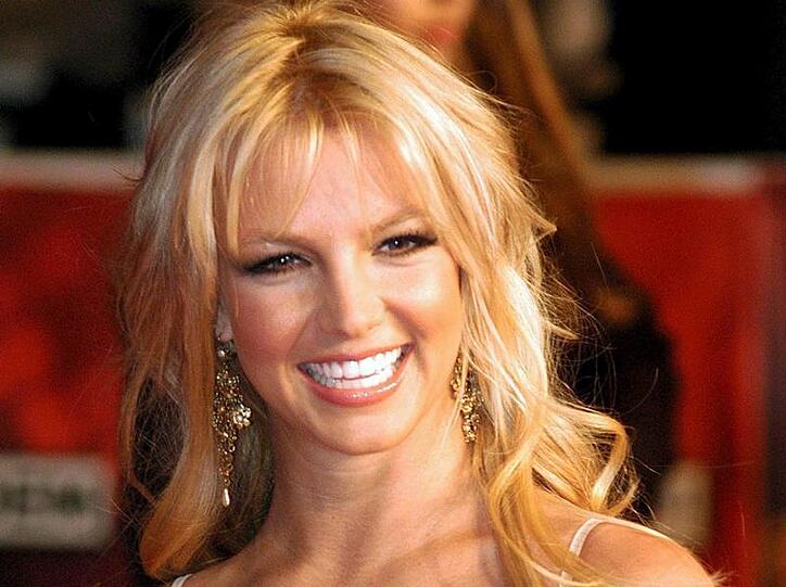 Britney Spears versteigert Kleidungsstücke.