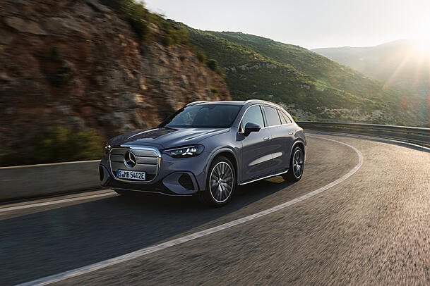 Der vollelektrische GLC von Mercedes-Benz kann in nur zehn Minuten mit bis zu 330 Kilowatt aufgeladen werden. Der vollelektrische GLC von Mercedes-Benz kann in nur zehn Minuten mit bis zu 330 Kilowatt aufgeladen werden.