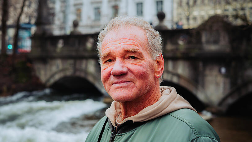 Walter Strasser, der "Vater der Eisbachwelle" hat in den 90er Jahren als junger Mann die erste Rampe erfunden und dadurch die Welle am Haus der Kunst ganzj&auml;hrig surfbar gemacht.