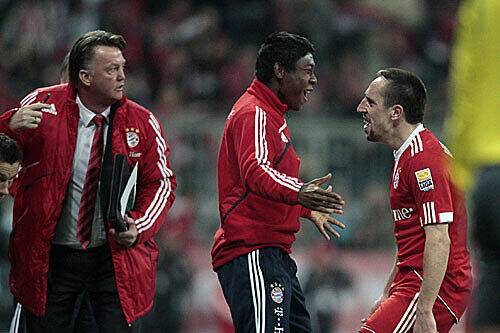 Franck Ribéry (r.) bejubelt mit David Alaba sein Siegtor zum 1:0 gegen den HSV. Im Hintergrund: Coach Louis van Gaal.