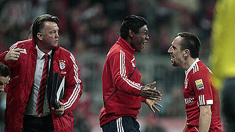 Franck Ribéry (r.) bejubelt mit David Alaba sein Siegtor zum 1:0 gegen den HSV. Im Hintergrund: Coach Louis van Gaal.