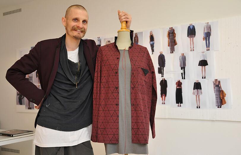 Patrick Mohr in seinem Atelier &ndash; mit einem Teil aus der Kollektion Herbst Winter 2012/13.