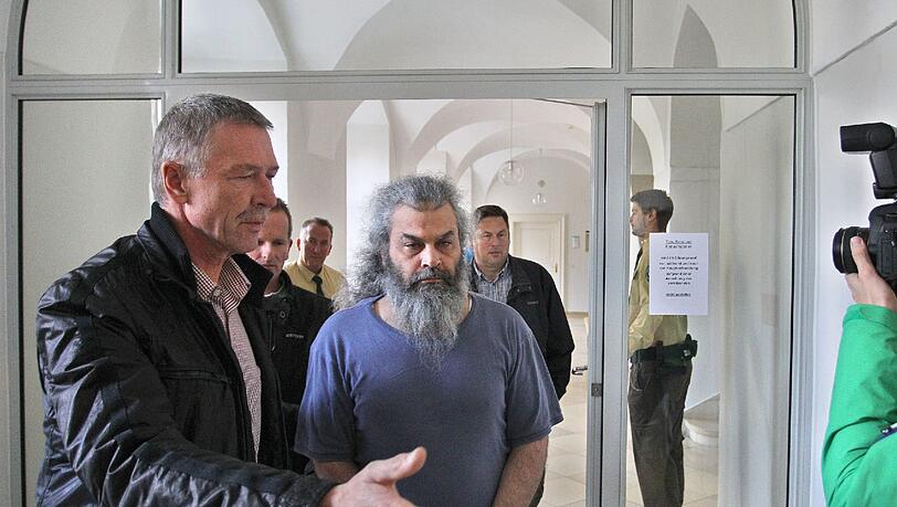 Khaled El Masri wird am 14.10.2013 im Amtsgericht Kempten von Polizeibeamten in den Gerichtssaal geführt. Der Deutsch-Libanese ist der Beleidigung, Körperverletzung und Bedrohung angeklagt. Khaled El Masri wird am 14.10.2013 im Amtsgericht Kempten von Polizeibeamten in den Gerichtssaal geführt. Der Deutsch-Libanese ist der Beleidigung, Körperverletzung und Bedrohung angeklagt.