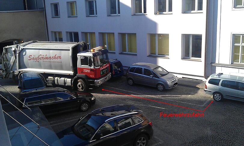 Ein Österreicher fotografiert seit Jahren fatale Einpark-Katastrophen. Ziel der Aktion: Mehr Rücksicht im Straßenverkehr! Klicken Sie sich hier durch die besten Parksünder-Schnappschüsse aus Johann Schwarzingers Sammlung...