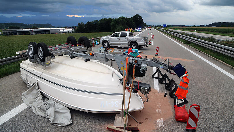 Das Boot landete kopfüber auf der Autobahn.