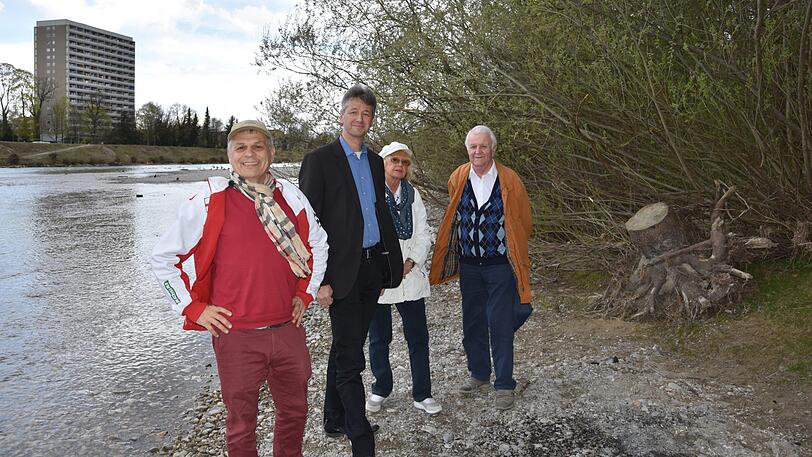 Paul Riedel, Michael Piazolo, und Roswitha und Anton Hörmann (v.l.) von der Bürgerinitiative "Pro Isar".