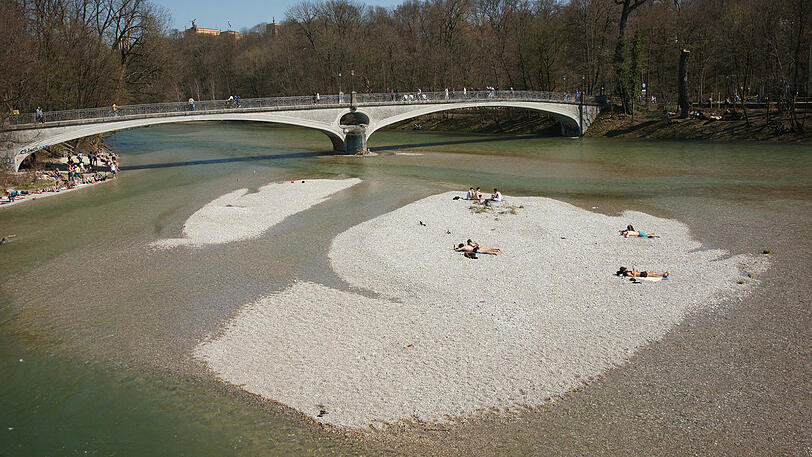 Die Münchner lassen das sonnige Wochenende an der Isar ausklingen.