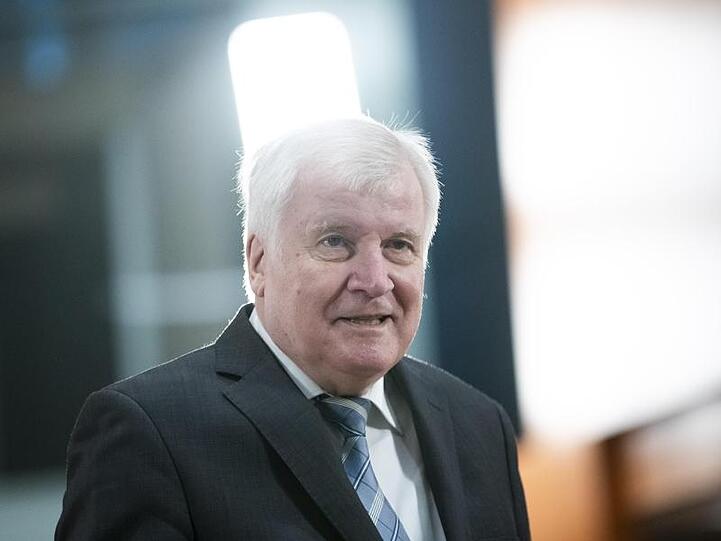 Horst Seehofer hat sich dafür ausgesprochen, Fans in begrenztem Umfang wieder in die Stadien zu lassen.