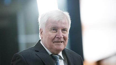 Horst Seehofer hat sich dafür ausgesprochen, Fans in begrenztem Umfang wieder in die Stadien zu lassen.