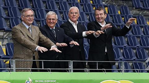 Das Präsidium des Organisationskomitees für die Fußball-WM 2006 (l-r): Horst R. Schmidt, Theo Zwanziger, Franz Beckenbauer und Wolfgang Niersbach.