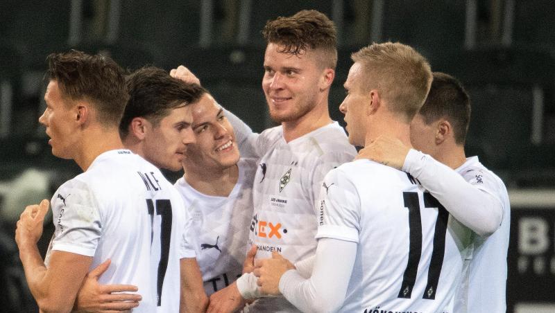 Nico Elvedi (M) traf für die Gladbacher zum 1:0.