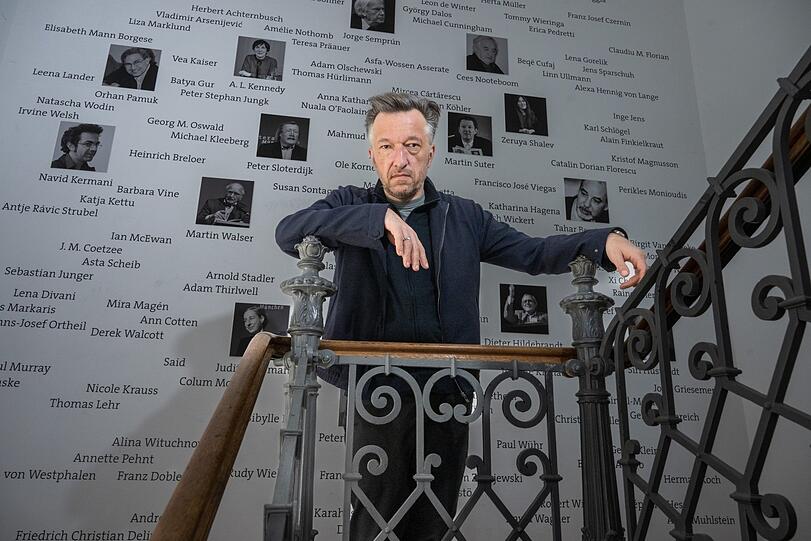 Lukas Bärfuss im Treppenhaus des Münchner Literaturhauses.