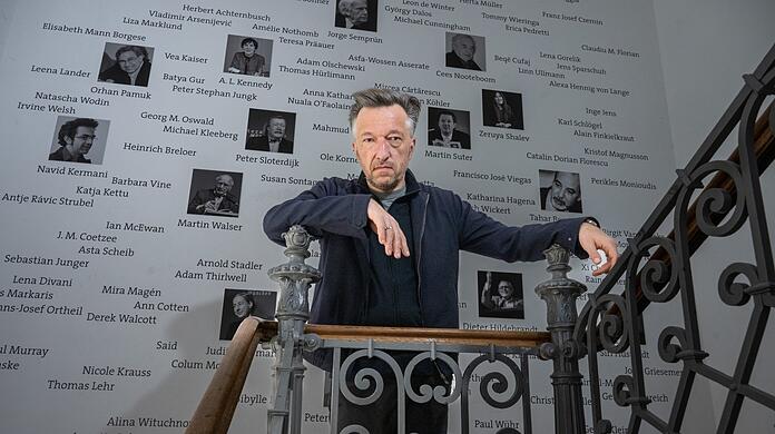 Lukas Bärfuss im Treppenhaus des Münchner Literaturhauses.